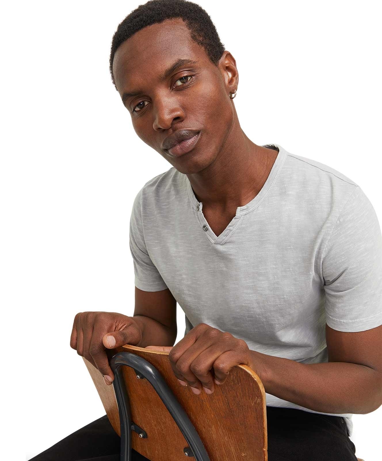 Herren Shirt Split Neck Tee von Jack & Jones in Ultimate Grey