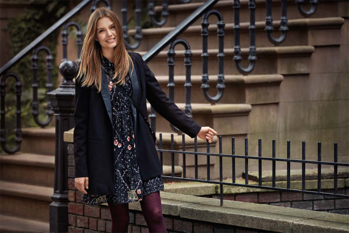 blumen-muster-kleid-dunkelblau